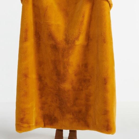 LAST ONE ☝️ Sophie Faux Fur Blanket - Picture 8 of 8